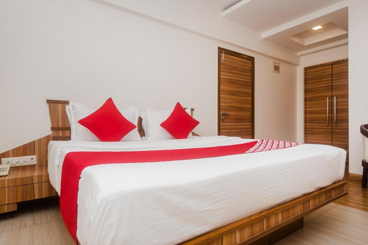 Vaccinated Staff - Capital O 13823 Hotel Praveen International Ulhasnagar Экстерьер фото